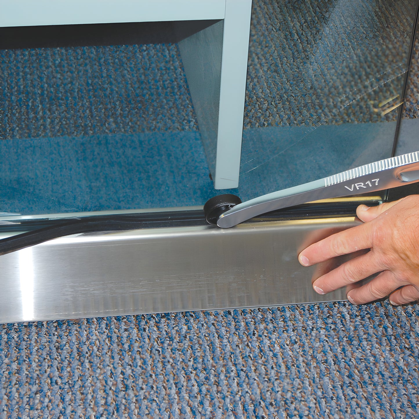 CRL VR17 17 in brite-anodized solid aluminum vinyl spline roller with knurled grip and 1-1/2 in black nylon wheel.